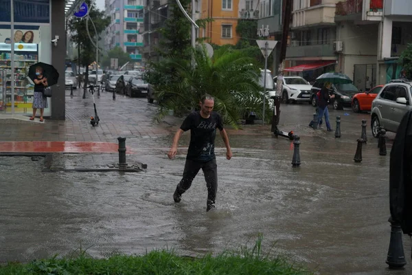 Batumi Georgië Juli 2021 Mensen Lopen Regen — Stockfoto