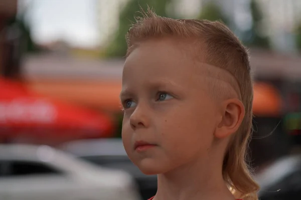 Menino Loiro Com Penteado Elegante — Fotografia de Stock