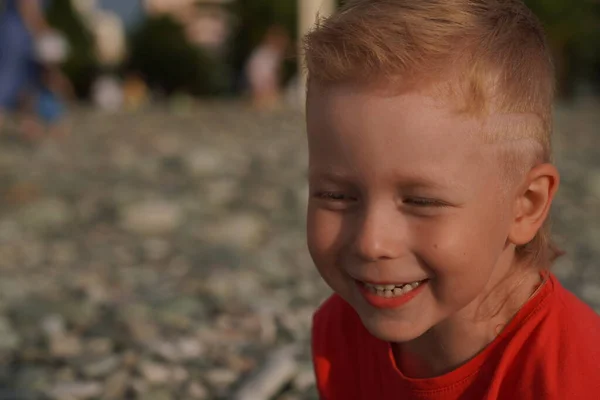 Chlapec Módním Účesem Pláži — Stock fotografie