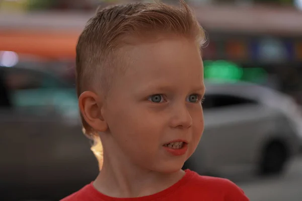 Menino Loiro Com Penteado Elegante — Fotografia de Stock