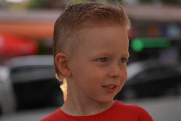 Menino Loiro Com Penteado Elegante — Fotografia de Stock