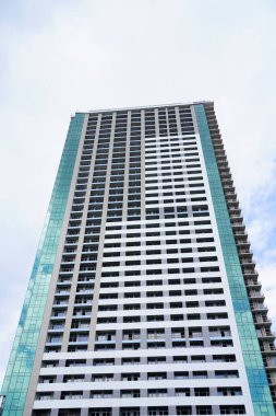 Şehirde inşaat halindeki çok katlı bir bina.