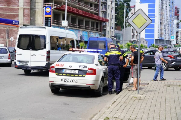 Batumi Geórgia Julho 2021 Polícia Verifica Documentos Motorista — Fotografia de Stock