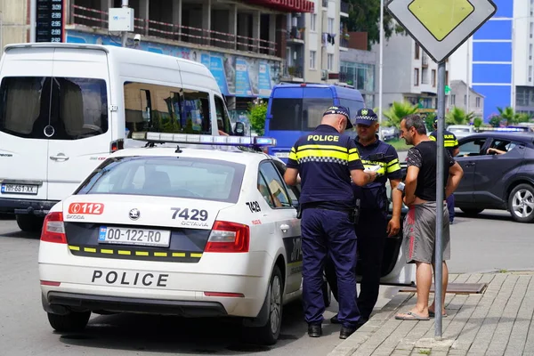Batumi Geórgia Julho 2021 Polícia Verifica Documentos Motorista — Fotografia de Stock