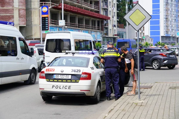 Batumi Geórgia Julho 2021 Polícia Verifica Documentos Motorista — Fotografia de Stock