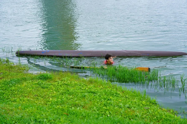 Batoumi Géorgie Juillet 2021 Garçon Est Tombé Kayak Dans Lac — Photo