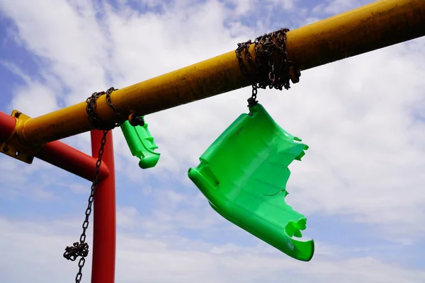 Broken Chain Swing Playground — Stock Photo, Image