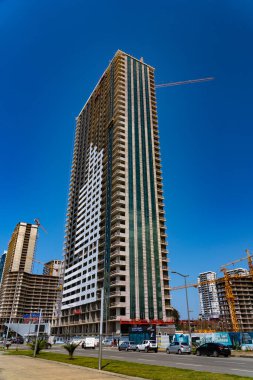 Mavi gökyüzüne karşı yüksek binalar