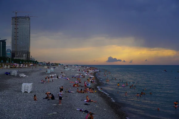 Batumi Georgien August 2021 Touristen Kiesstrand Bei Sonnenuntergang — Stockfoto