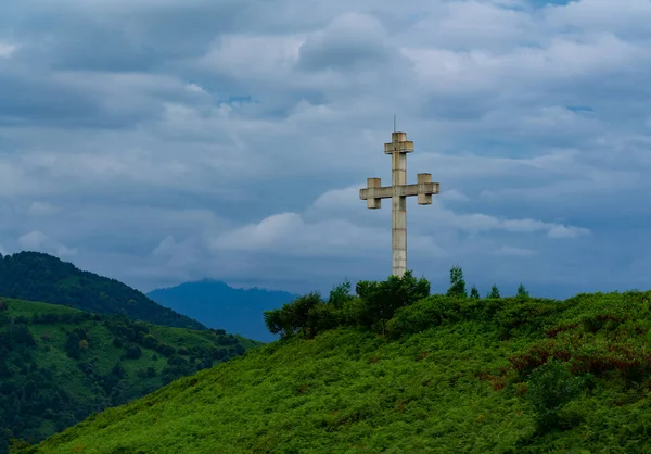 Ortodoks haçı dağın tepesinde.