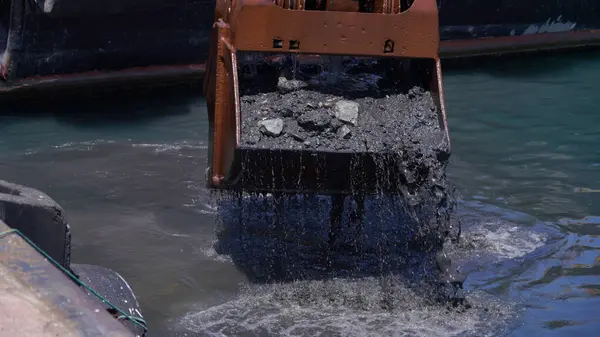 ジョージア州バトゥミ2021年6月30日海港のゴミの海底清掃 — ストック写真