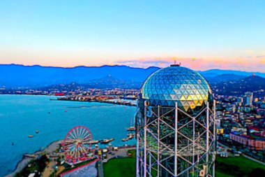 Deniz manzaralı soyut kule