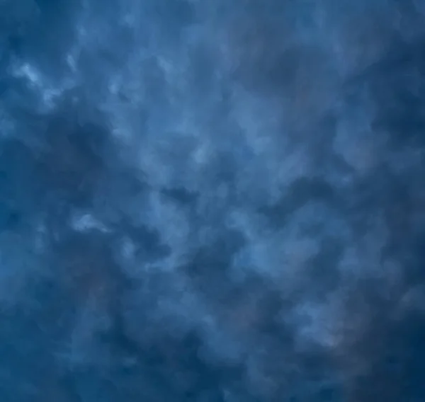 雨の雲や大きなパノラマといった形で — ストック写真