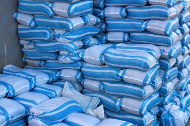 Sıraya dizilmiş kum torbaları