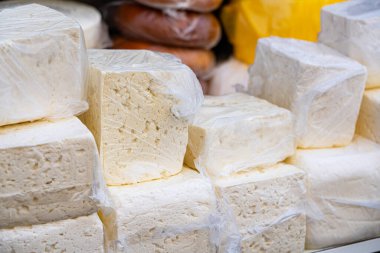 Georgia 'da piyasada peynir.