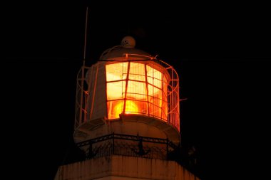 Gece deniz feneri uzun süre açık kalacak.