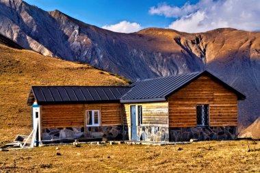 Gürcistan 'da 2700 metre yükseklikte bir kilise.