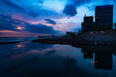 Batumi, Gürcistan - 13 Ağustos 2021: denizin yeni bulvardaki yansıması
