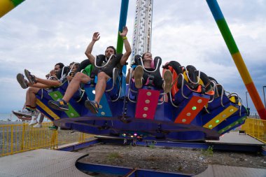 Batumi, Gürcistan - 13 Ağustos 2021: İnsanlar ilgi odağı