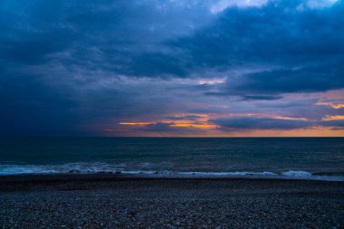 Güzel turuncu gün batımı Denizde