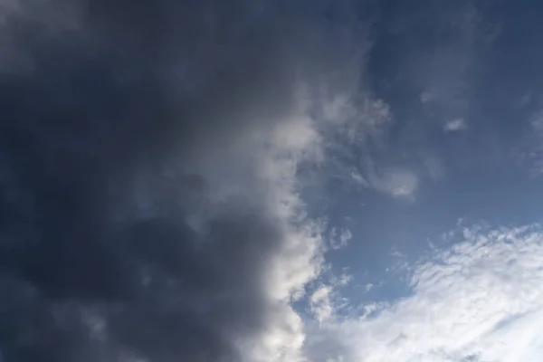 Εκθαμβωτικά Μπλε Άσπρα Γκρι Σύννεφα — Φωτογραφία Αρχείου