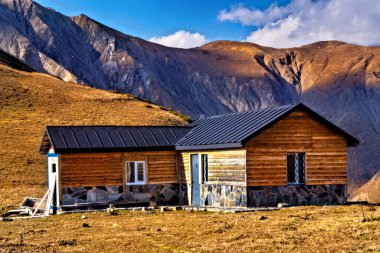 Gürcistan 'da 2700 metre yükseklikte bir kilise.