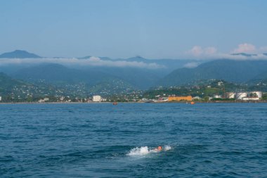 Batumi, Gürcistan - 13 Ağustos 2021: İnsanoğlu denizde yüzüyor