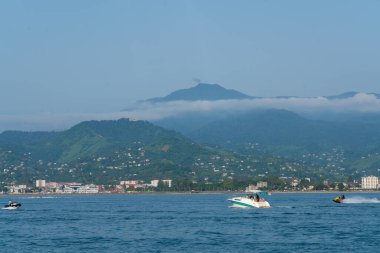 Batumi, Gürcistan - 13 Ağustos 2021: Denizde eğlence teknesi