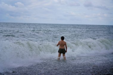 Batumi, Gürcistan - 11 Ağustos 2021: Fırtınada denizde bir adam