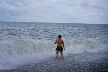 Batumi, Gürcistan - 11 Ağustos 2021: Fırtınada denizde bir adam