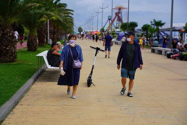 Batumi Γεωργία Αυγούστου 2021 Μασκοφόρος Γιαγιά Περπατά Κατά Μήκος Του — Φωτογραφία Αρχείου