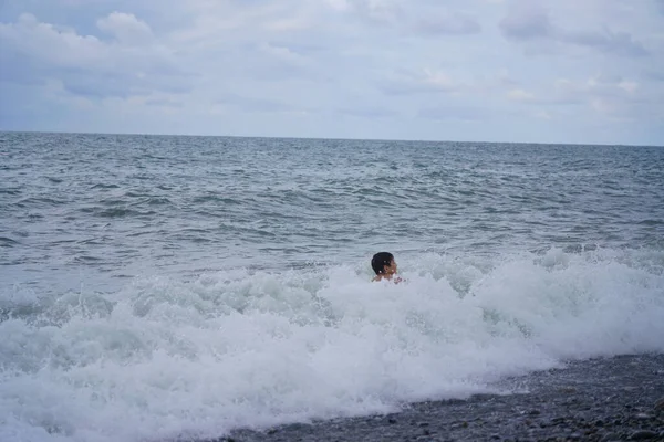 Batumi Georgia Agosto 2021 Uomo Mare Durante Una Tempesta — Foto Stock