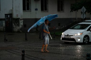 Batumi, Gürcistan - 11 Ağustos 2021: Şehirde yağmur