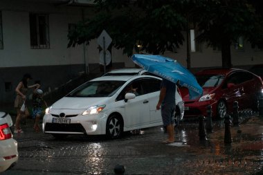 Batumi, Gürcistan - 11 Ağustos 2021: Şehirde yağmur