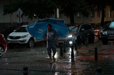 Batumi, Gürcistan - 11 Ağustos 2021: Şehirde yağmur