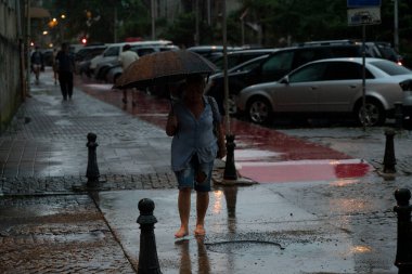 Batumi, Gürcistan - 11 Ağustos 2021: Şehirde yağmur
