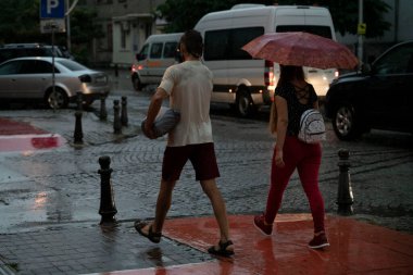 Batumi, Gürcistan - 11 Ağustos 2021: Şehirde yağmur