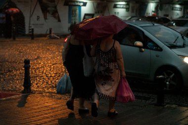 Batumi, Gürcistan - 11 Ağustos 2021: Şehirde yağmur