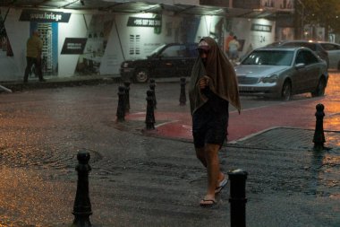 Batumi, Gürcistan - 11 Ağustos 2021: Şehirde yağmur