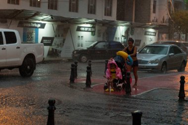 Batumi, Gürcistan - 11 Ağustos 2021: Şehirde yağmur
