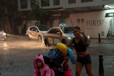 Batumi, Gürcistan - 11 Ağustos 2021: Şehirde yağmur