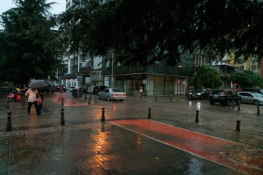 Batumi, Gürcistan - 11 Ağustos 2021: Şehirde yağmur