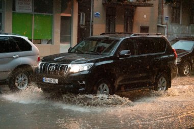 Batumi, Gürcistan - 11 Ağustos 2021: Şehirde yağmur