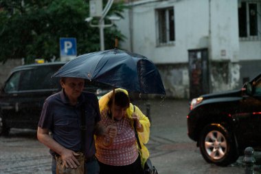 Batumi, Gürcistan - 11 Ağustos 2021: Şehirde yağmur