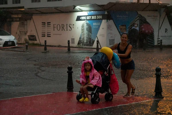 Batumi, Gürcistan - 11 Ağustos 2021: Şehirde yağmur