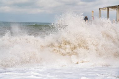 Batumi, Gürcistan - 19 Şubat 2021: Karadeniz 'de fırtına, büyük dalgalar