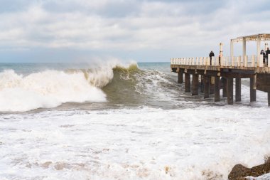 Batumi, Gürcistan - 19 Şubat 2021: Karadeniz 'de fırtına, büyük dalgalar
