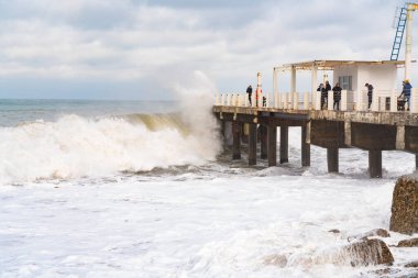 Batumi, Gürcistan - 19 Şubat 2021: Karadeniz 'de fırtına, büyük dalgalar