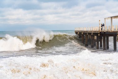 Batumi, Gürcistan - 19 Şubat 2021: Karadeniz 'de fırtına, büyük dalgalar