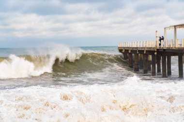 Batumi, Gürcistan - 19 Şubat 2021: Karadeniz 'de fırtına, büyük dalgalar